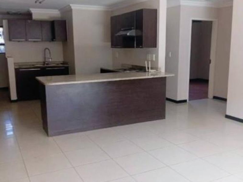 Stylish 2 Bedroom, 2 Bathroom Apartment with Balcony - Photo 3