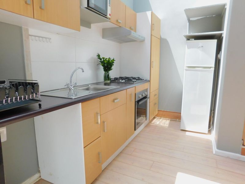 Charming 1 bedroom Garden Apartment available in the Heart of Craighall - Photo 3