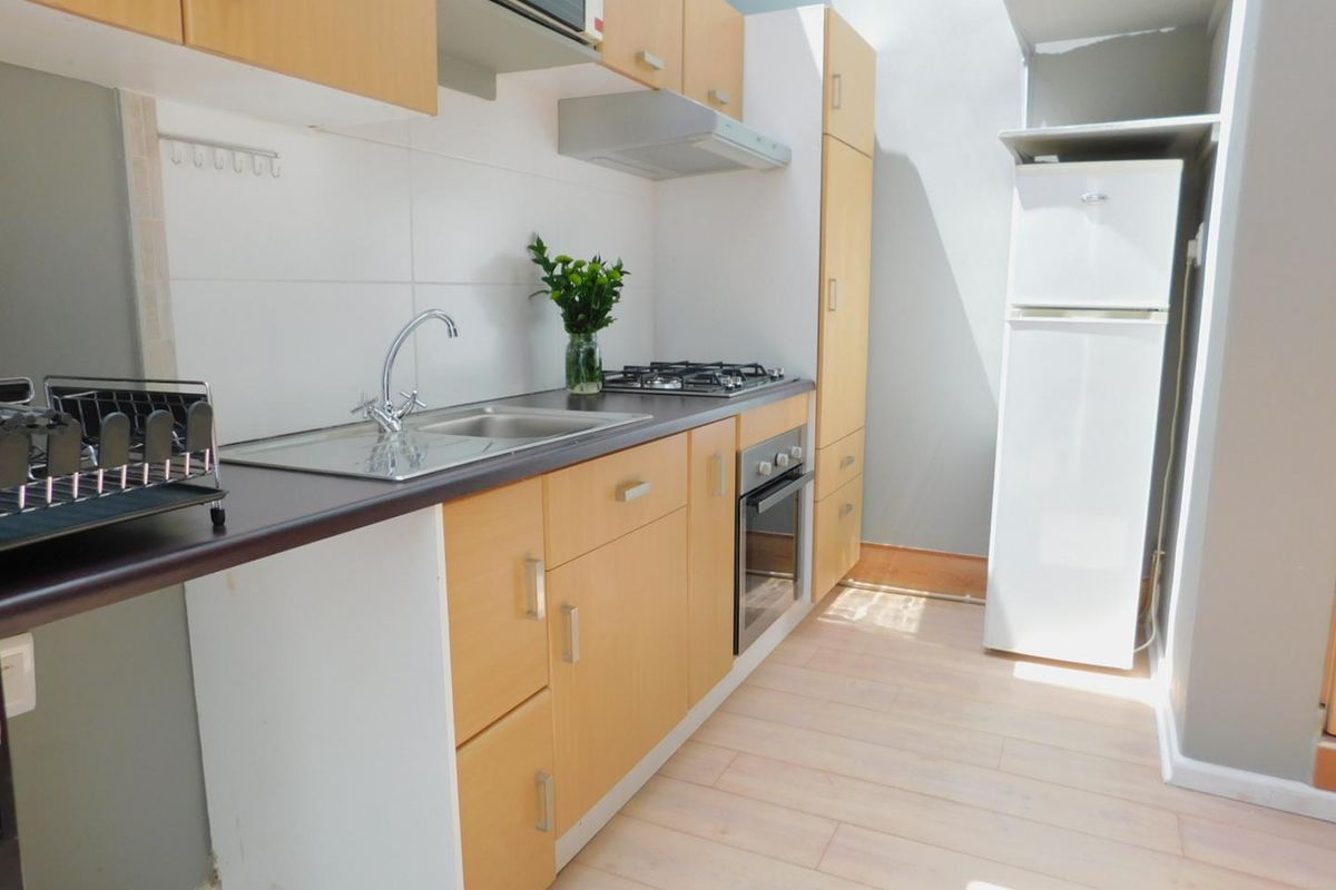 Charming 1 bedroom Garden Apartment available in the Heart of Craighall - Photo 3