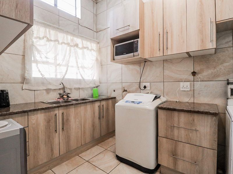 Spacious First Floor  3-Bed Apartment in Benoni CBD - Photo 6