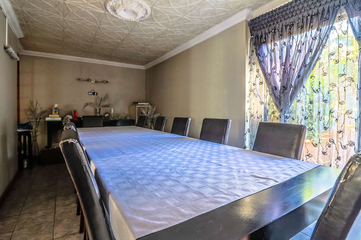 Spacious family home in the prestigious Alberante Estates - Photo 5