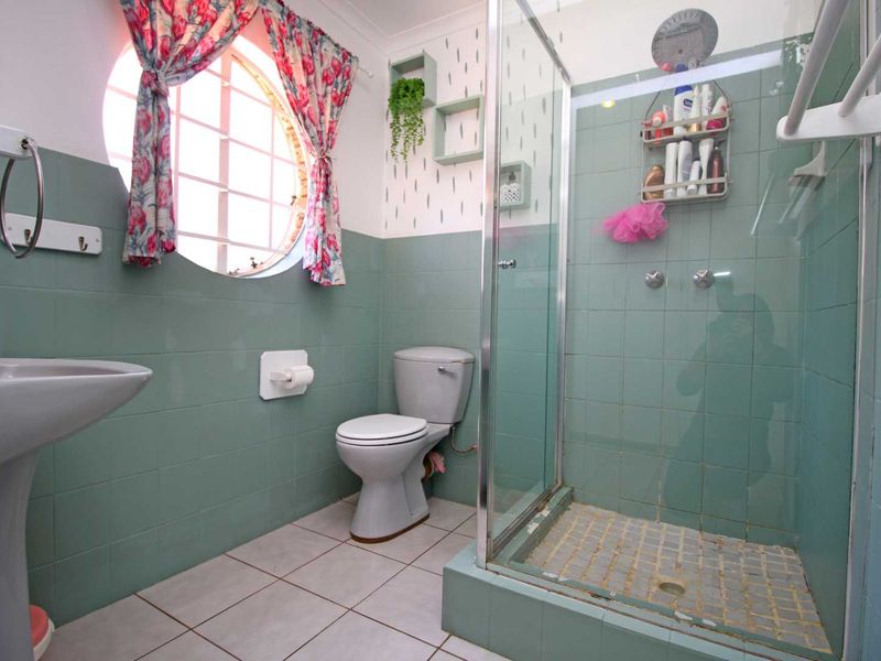 4-Bedroom Family Home with Pool and Entertainment Area - Photo 4