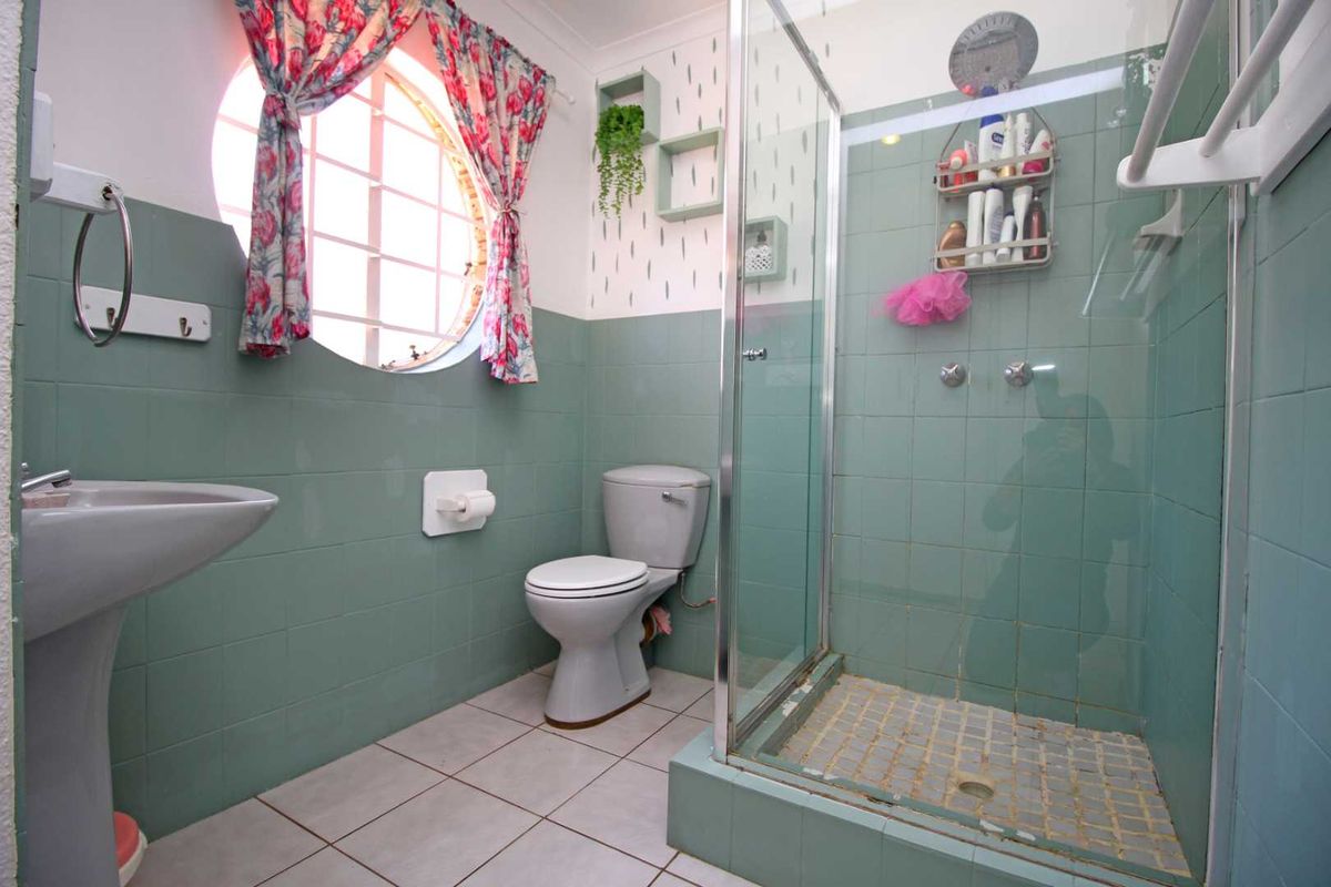 4-Bedroom Family Home with Pool and Entertainment Area - Photo 4