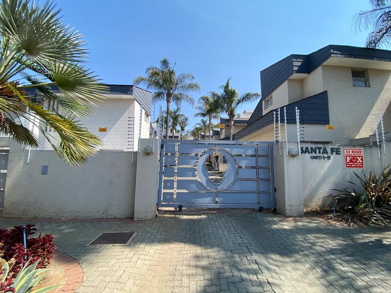 Spacious Family Home in Secure Complex - Photo 2