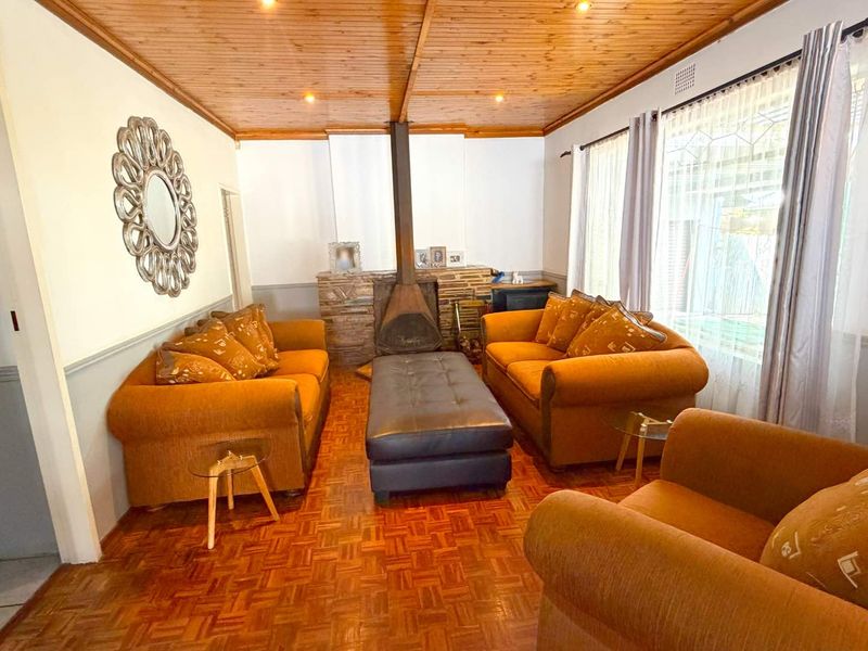 Comfortable Family Living in Prime Randhart – Space, Character & Potential - Photo 7