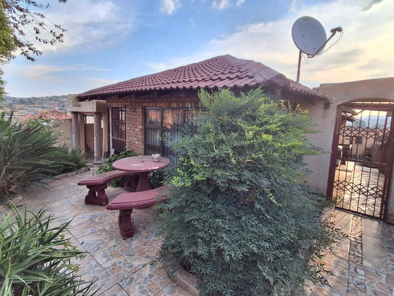 Two Bedrooms house for sale in Atteridgeville - Photo 2