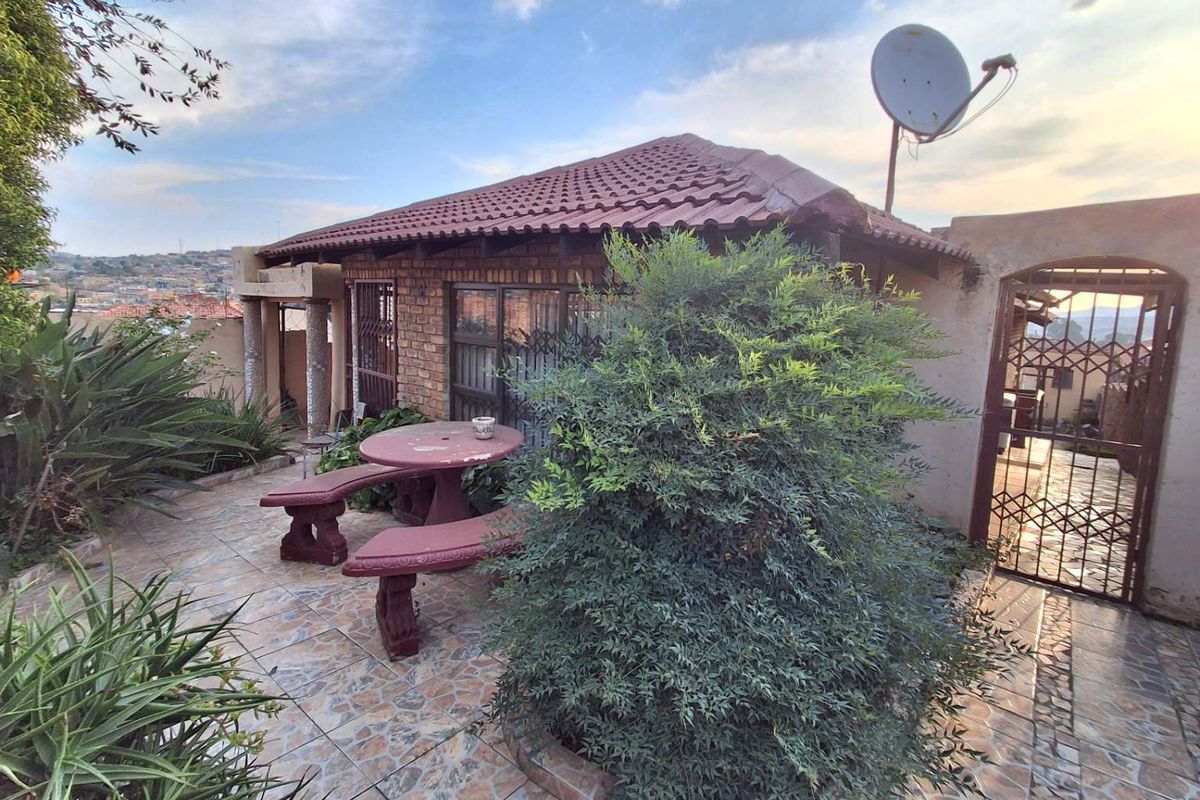Two Bedrooms house for sale in Atteridgeville - Photo 2
