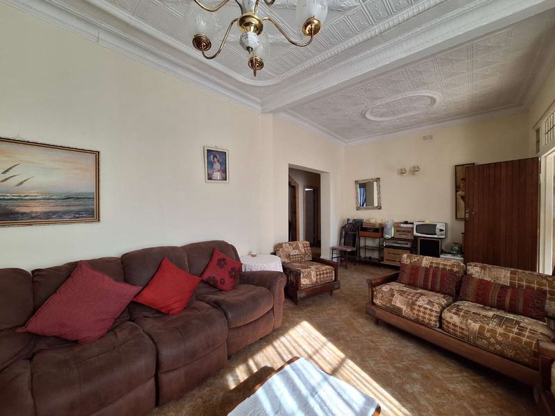 Bright, Spacious Living with Bonus Outbuildings & Garages in Boksburg North - Photo 9