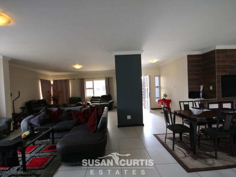 Spacious 3-Bed Home with BBQ & Triple Garage! - Photo 5