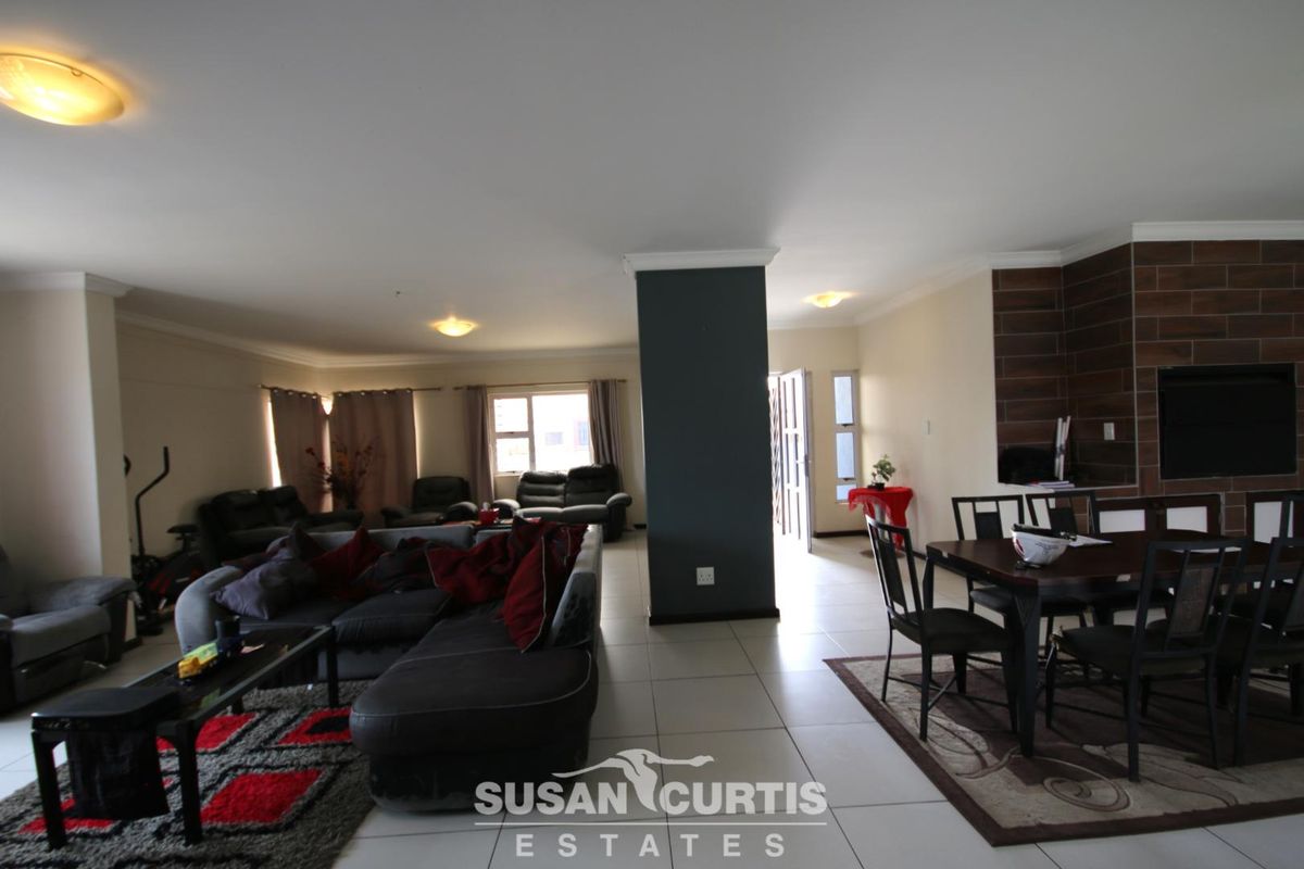 Spacious 3-Bed Home with BBQ & Triple Garage! - Photo 5