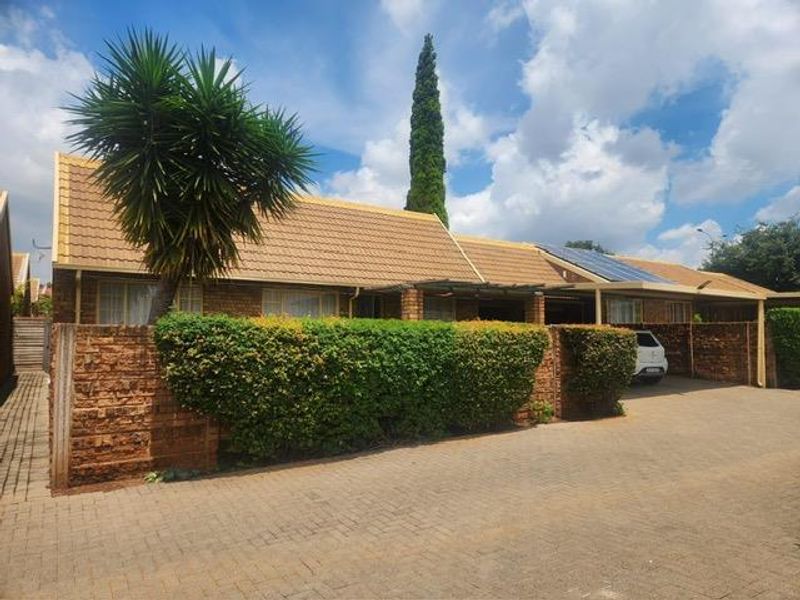 2 Bedroom Townhouse in Rooihuiskraal North - Photo 1