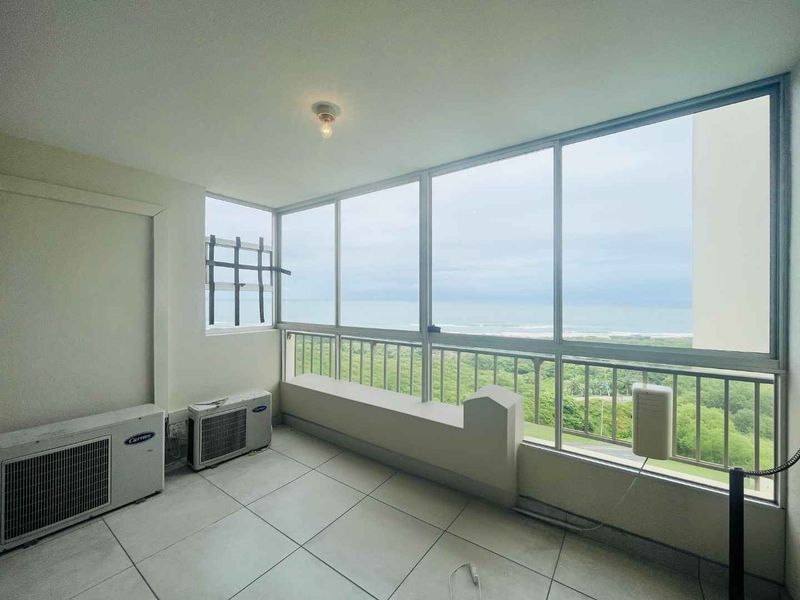 Hendra - Spacious 3 Bedroom apartment with sea views and 24 hour security - Photo 5