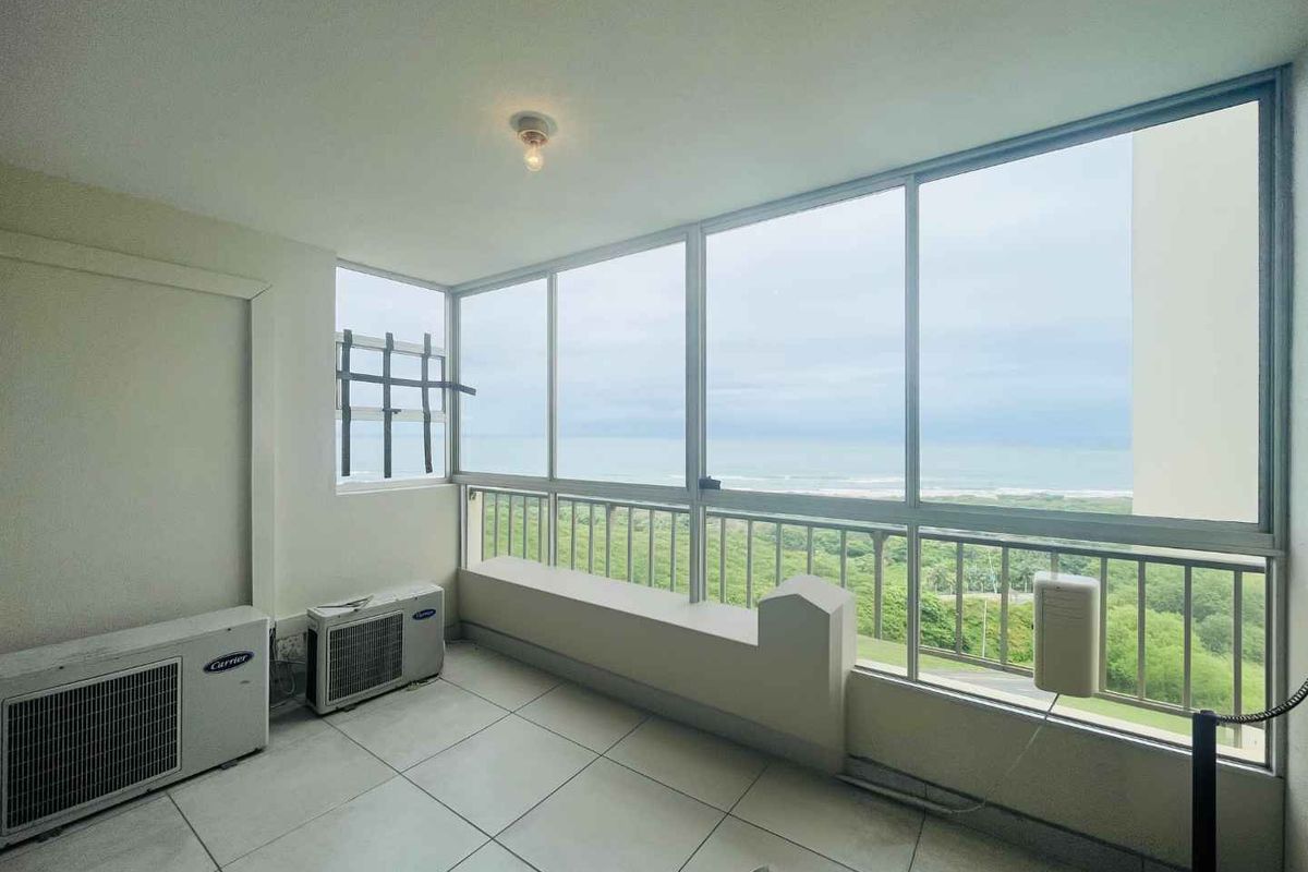 Hendra - Spacious 3 Bedroom apartment with sea views and 24 hour security - Photo 5