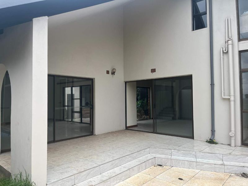 Elegant 5 Bedroom Family Home for Sale | Double Storey with Pool, Garden & Staff Quarters - Photo 3