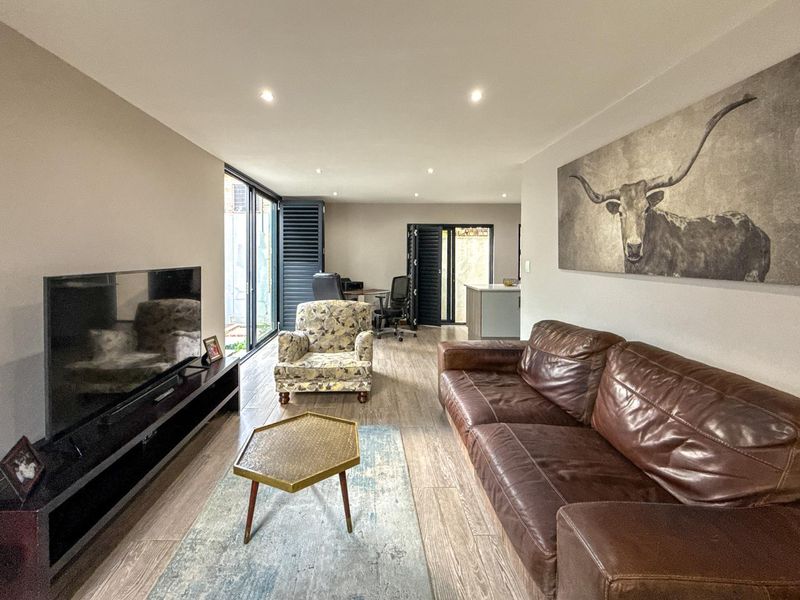 Boldly Modern. Brilliantly Located. Beautifully Secure | Upmarket 3 Bed Townhouse in Boomed Off Menlo Park - Photo 5