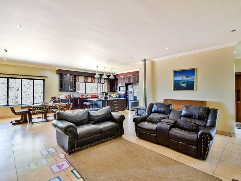 Large family home with five bedrooms and loads of entertainment spaces - Grootfontein Country Estate - Photo 10