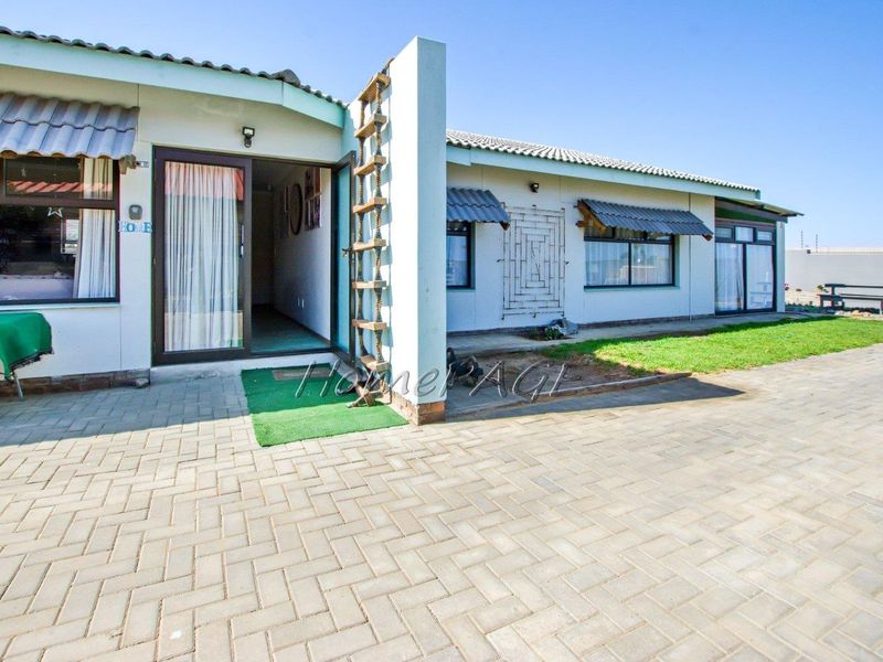 Vineta, Swakopmund:  3 Bedr Home with 2 Flats is for Sale - Photo 2