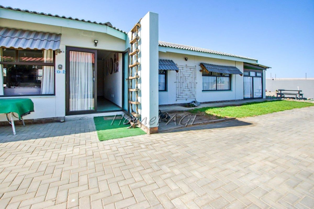Vineta, Swakopmund:  3 Bedr Home with 2 Flats is for Sale - Photo 2