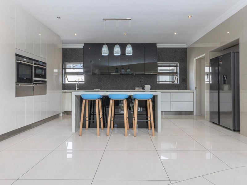 An Opulent Home Close to the Beach - Photo 9