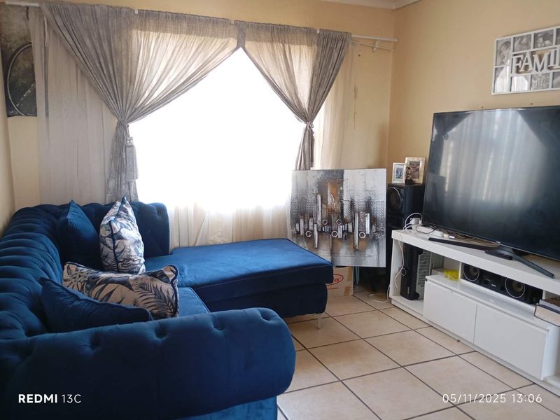 Upstairs Two Bedroom Unit in CBD - Photo 2