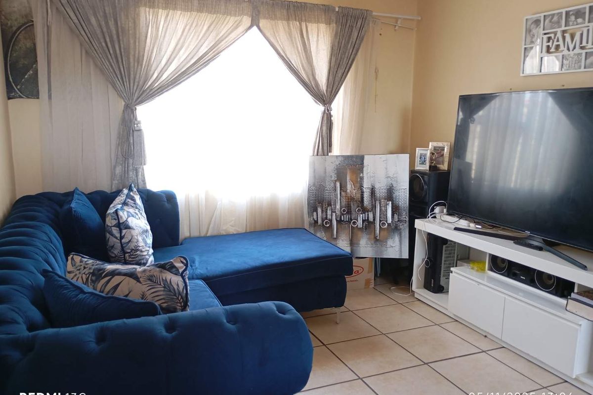 Upstairs Two Bedroom Unit in CBD - Photo 2