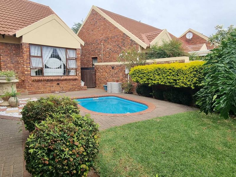 PERFECT FAMILY HOME WITH SPLASH POOL - Photo 5