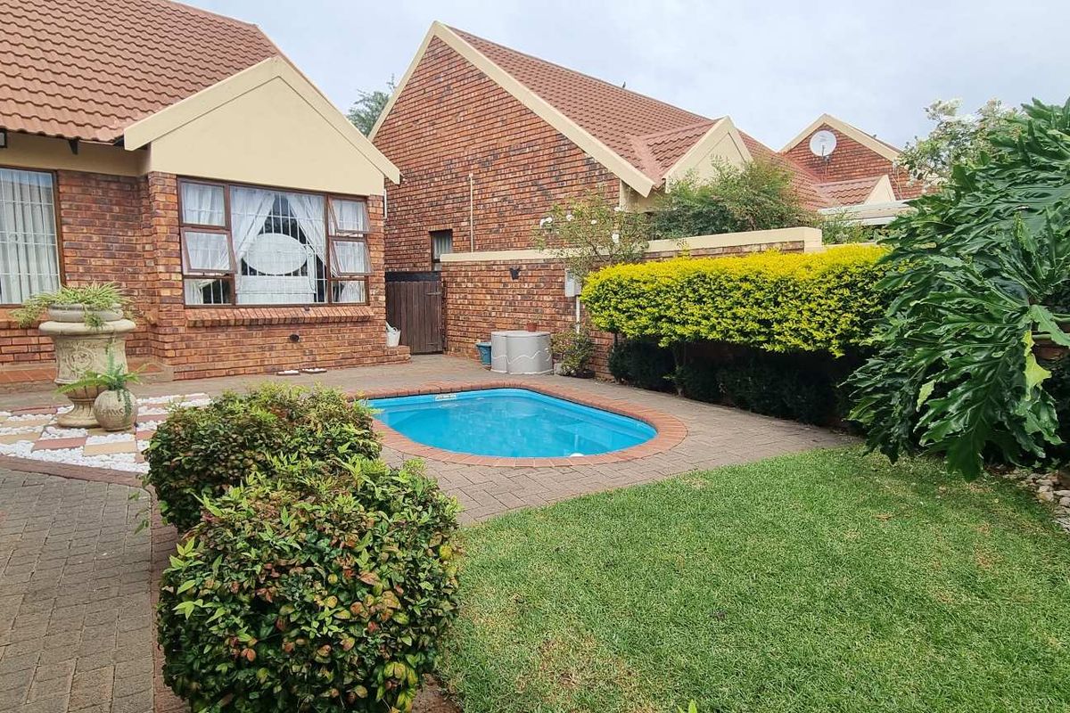 PERFECT FAMILY HOME WITH SPLASH POOL - Photo 5