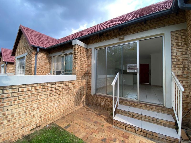 2 Bedroom Townhouse with  Wrap-Around Garden in Heuwelsig Estate! - Photo 4