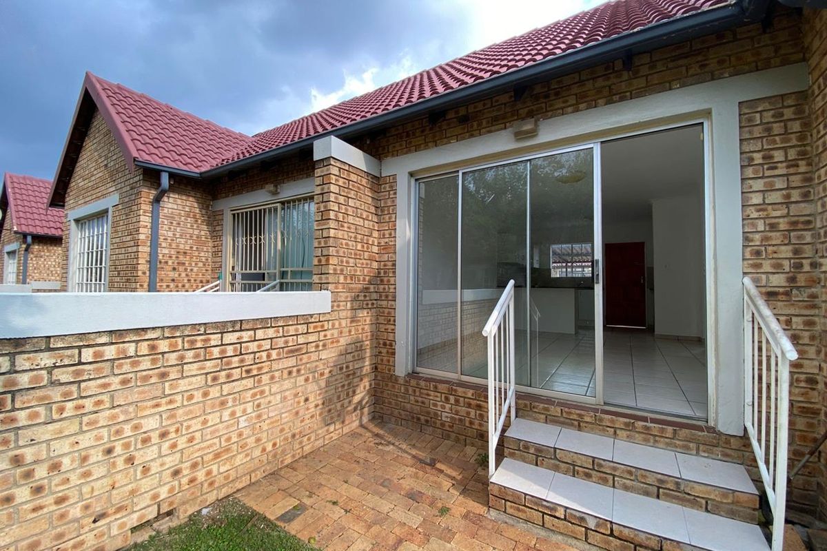 2 Bedroom Townhouse with  Wrap-Around Garden in Heuwelsig Estate! - Photo 4