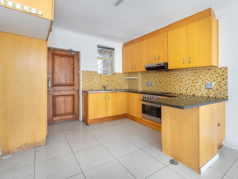 Entertain in Style: Luxurious Penthouse with Rooftop Retreat - Photo 7