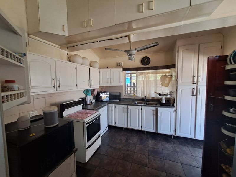 Stunning Family Home in the Heart of Bellair - Photo 7