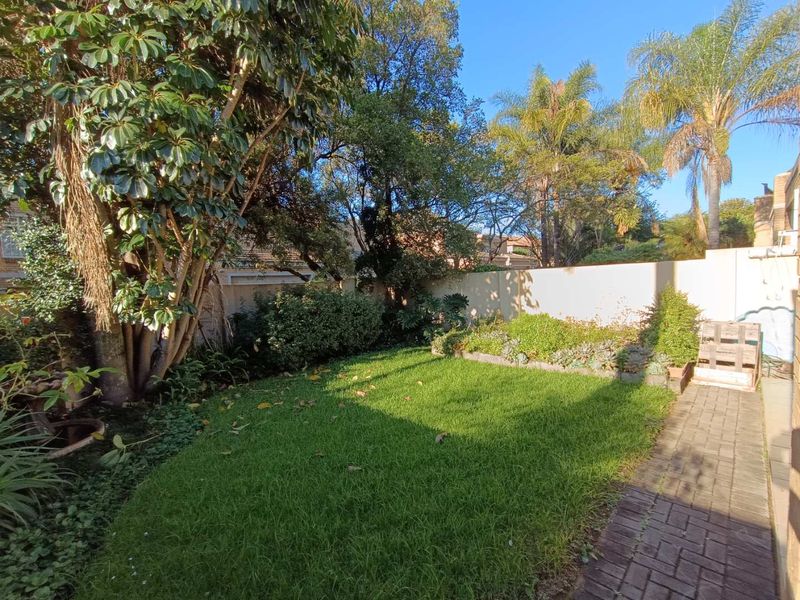 ELDO GLEN ESTATE - FREE-STANDING DOUBLE STOREY TOWNHOUSE - Photo 3