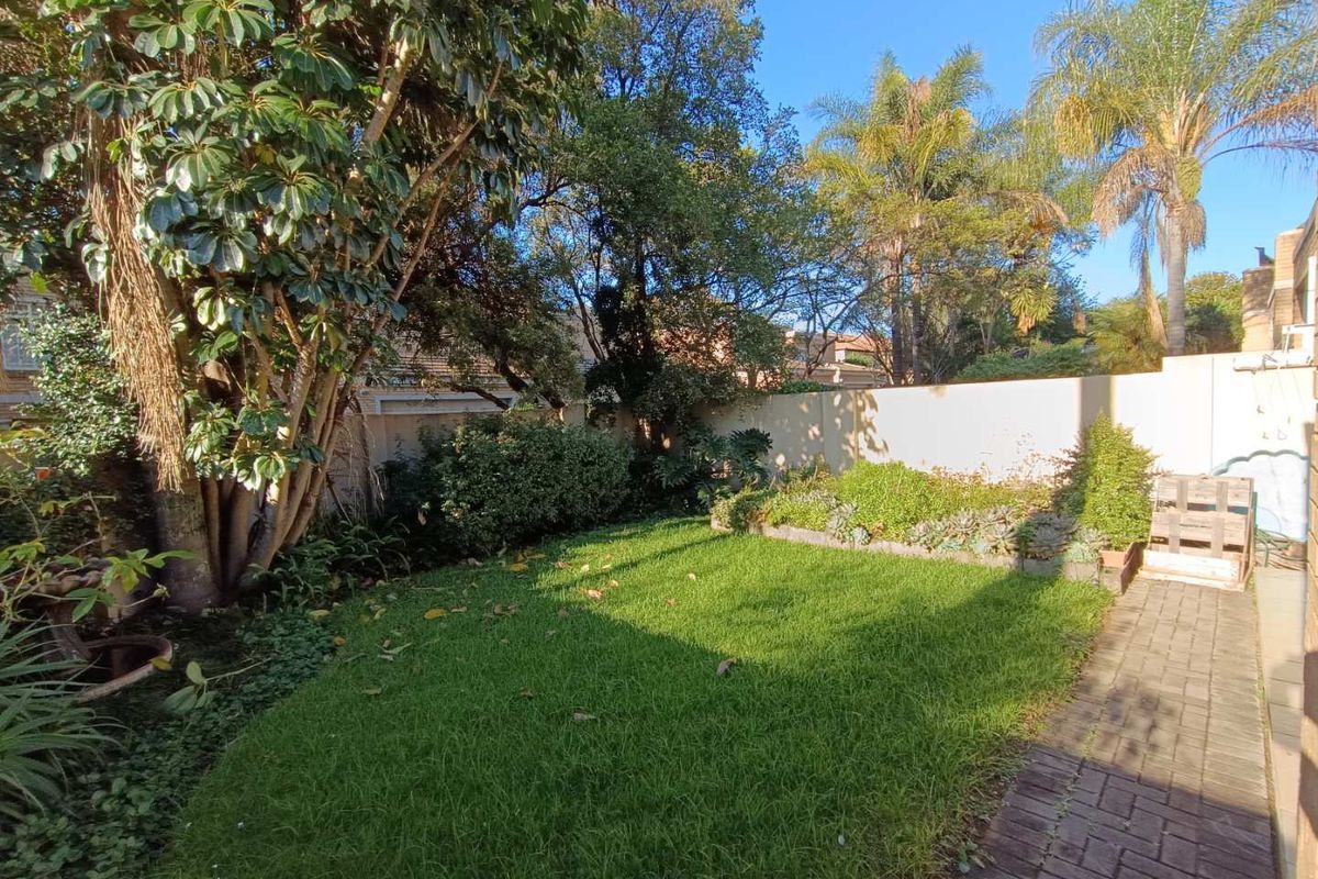 ELDO GLEN ESTATE - FREE-STANDING DOUBLE STOREY TOWNHOUSE - Photo 3