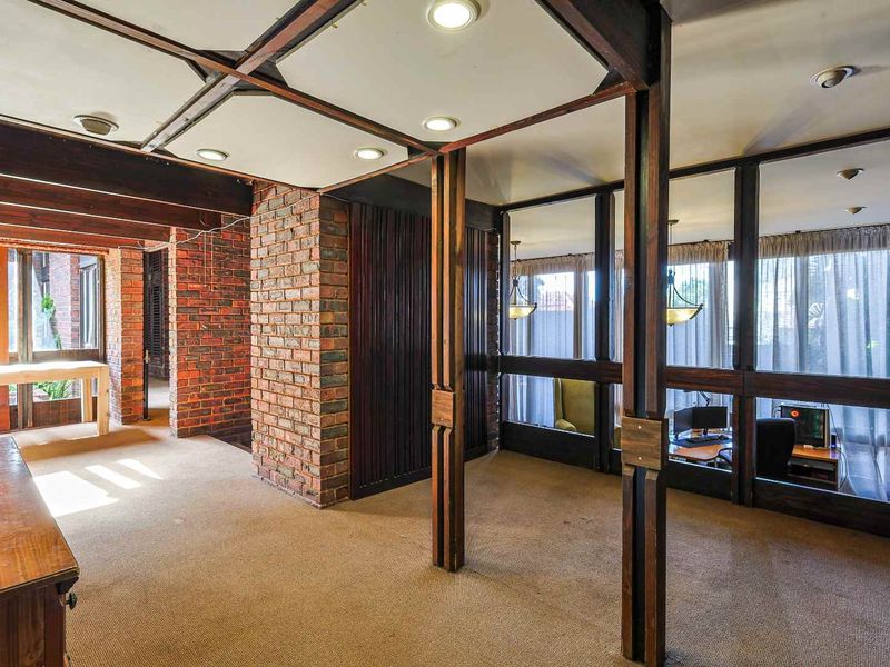 Spacious 3-Bedroom Family Home with Pool - Photo 4