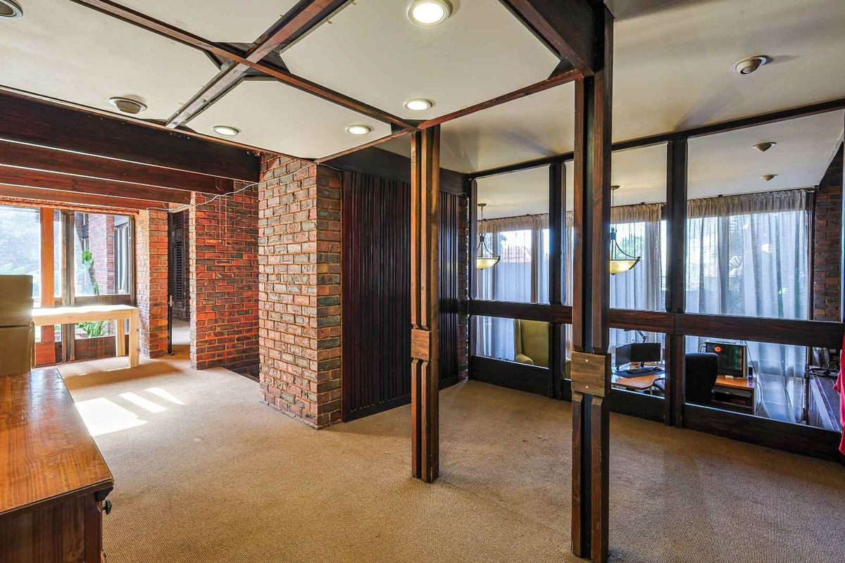 Spacious 3-Bedroom Family Home with Pool - Photo 4