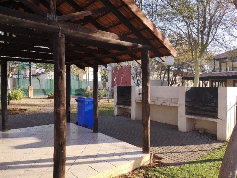 Bachelor Apartment to rent in the Peaceful Oukraal Apartments! - Photo 10