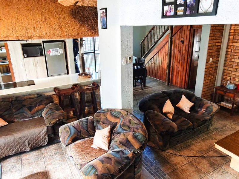 Stunning Tranquil Retreat with Lush Gardens and Modern Comforts - Photo 3