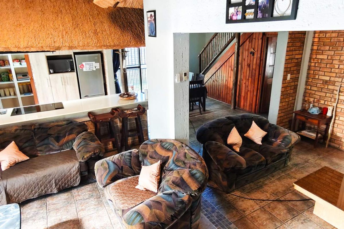 Stunning Tranquil Retreat with Lush Gardens and Modern Comforts - Photo 3