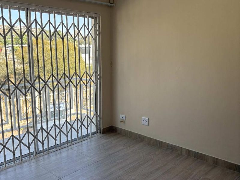Modern 3 bedroom Townhouse for Sale in Ludwigsdorf, Windhoek - Photo 7