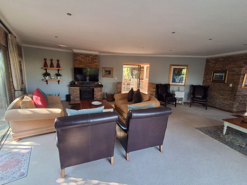 SPACE, STYLE AND ENTERTAINMENT - A FAMILY HOME WITH SO MUCH TO OFFER - Photo 6