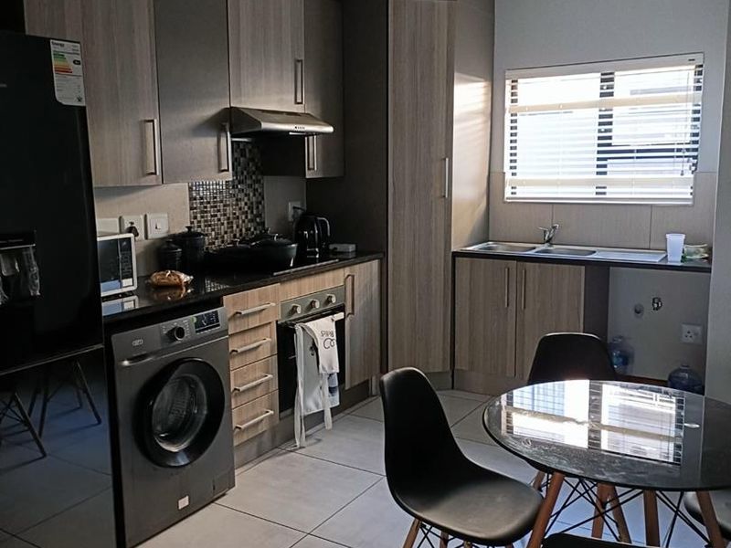 2 Bedroom Townhouse, perfect for investor/newly wed couple or a retiree/retired couple - Photo 4