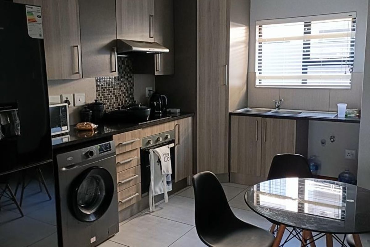2 Bedroom Townhouse, perfect for investor/newly wed couple or a retiree/retired couple - Photo 4