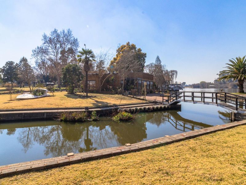 Magnificent 8.5 Hectare Riverfront Estate with Two Homes on the Vaal River – Marlbank - Photo 6
