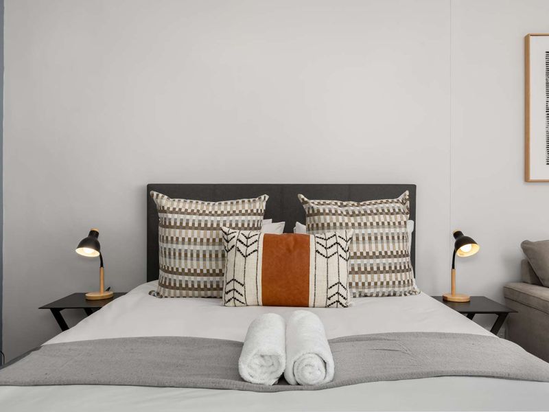 Fully Furnished Studio with Secure Parking - Photo 4