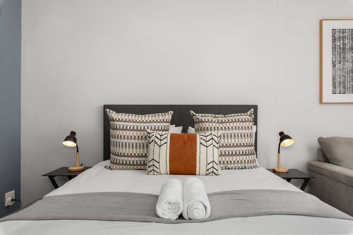 Fully Furnished Studio with Secure Parking - Photo 4
