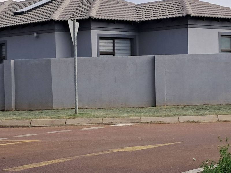 IMMACULATE HOME AT LAVENDER ESTATE - Photo 4