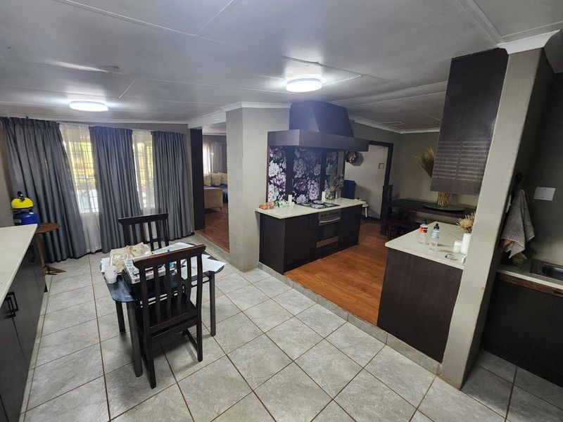 4 House Small Holding For Sale in Onderstepoort - Photo 4