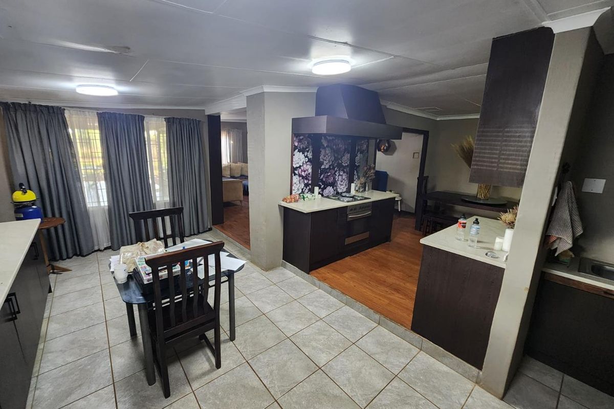 4 House Small Holding For Sale in Onderstepoort - Photo 4