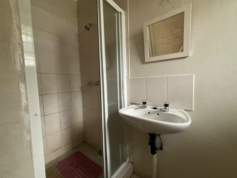 Charming 1-Bedroom Cottage with Covered Parking & Backup Power - Photo 9