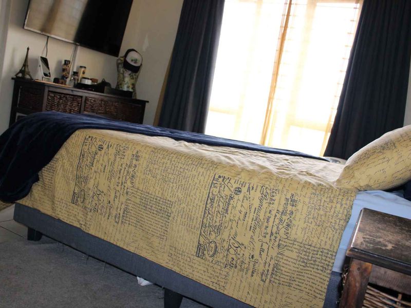 Serene Retreat: 2BR, 2BA Ground-Floor Townhouse - Photo 7